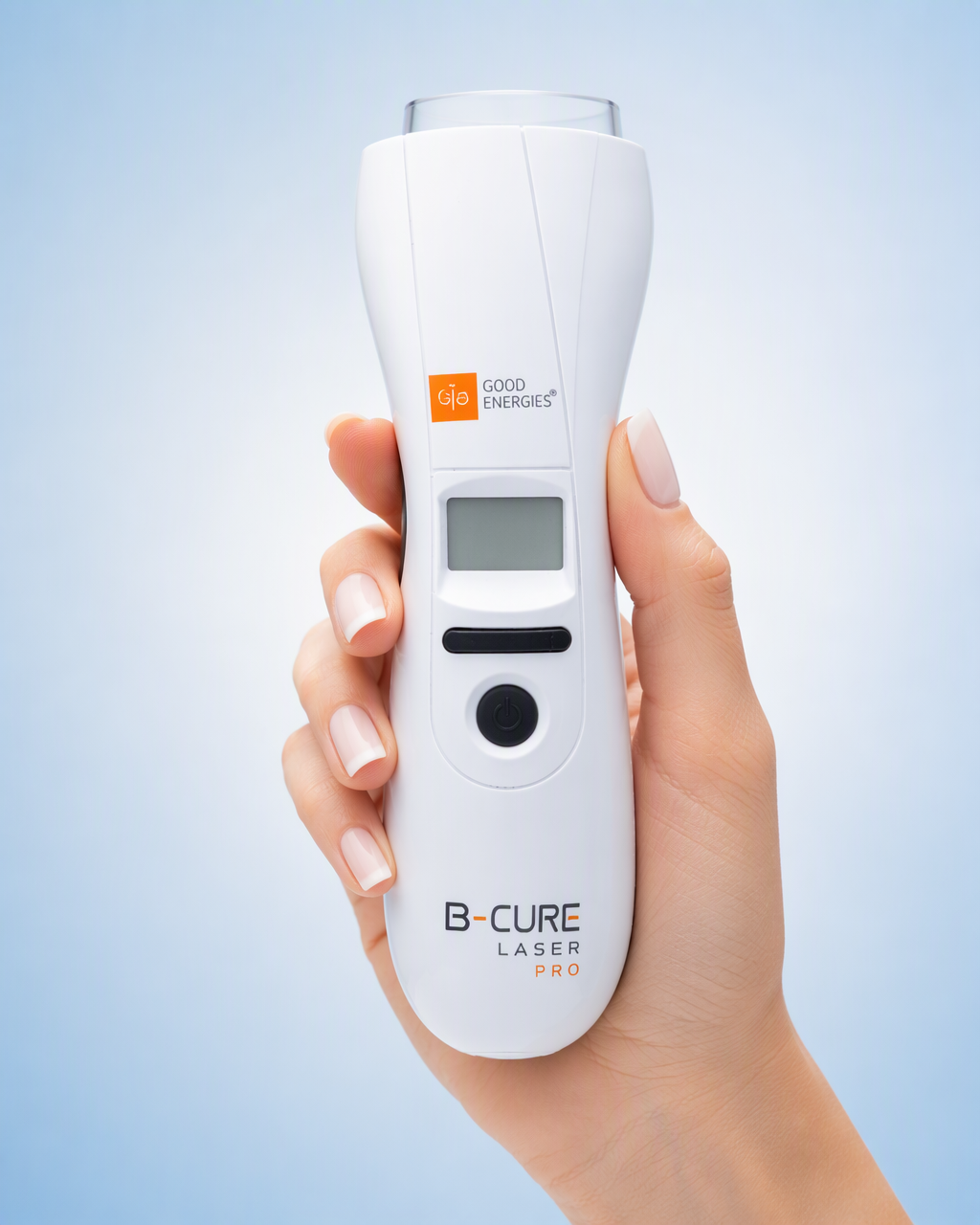 Roka drži napravo B-Cure Laser Pro z LCD zaslonom in gumbom za vklop